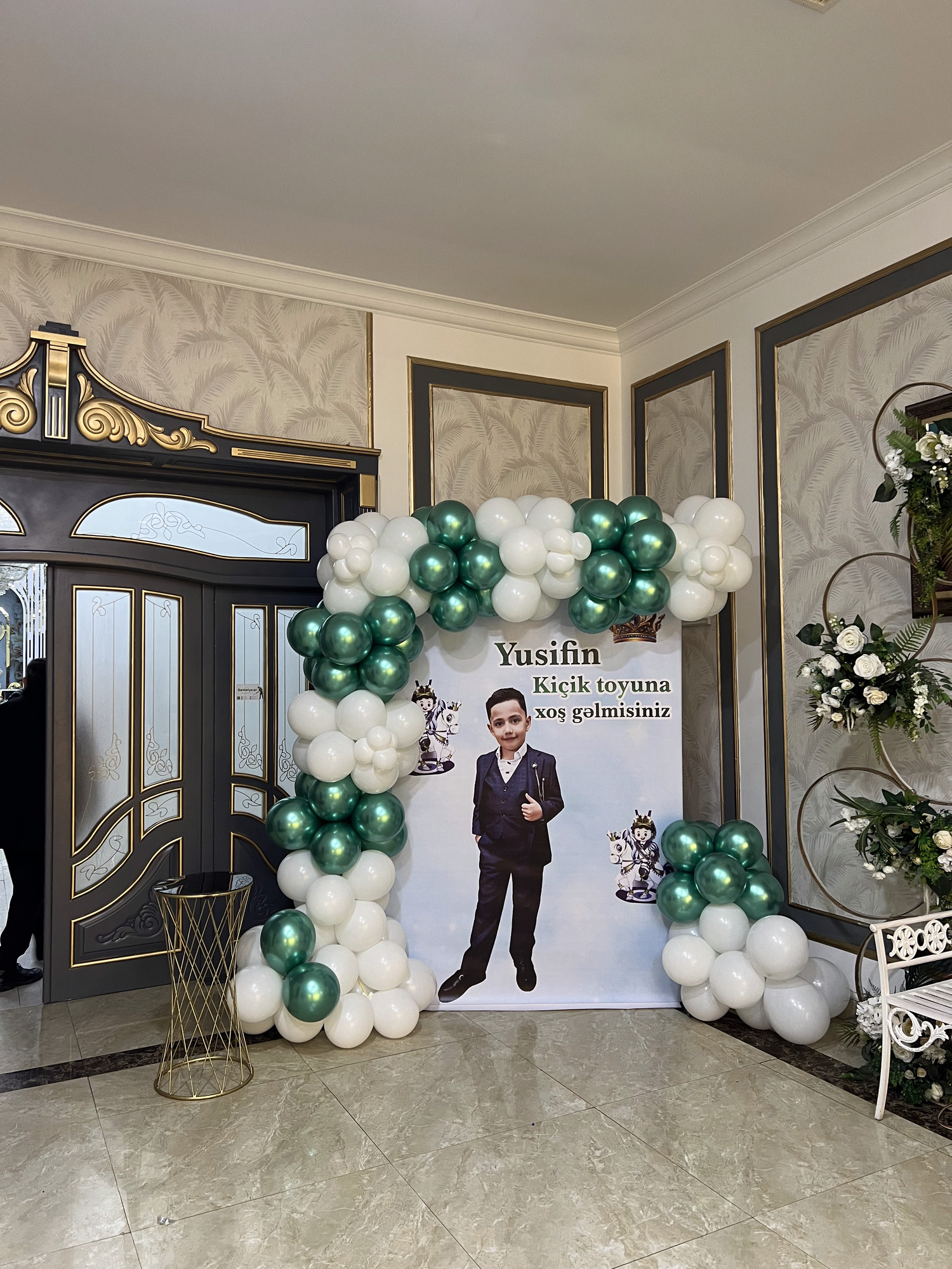 Yusif — kiçik toy dekoru, yaşıl-ağ balon